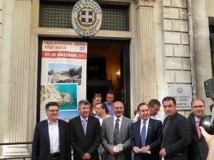 Οι περιφερειακοί σύμβουλοι έξω από το Ελληνικό Προξενείο