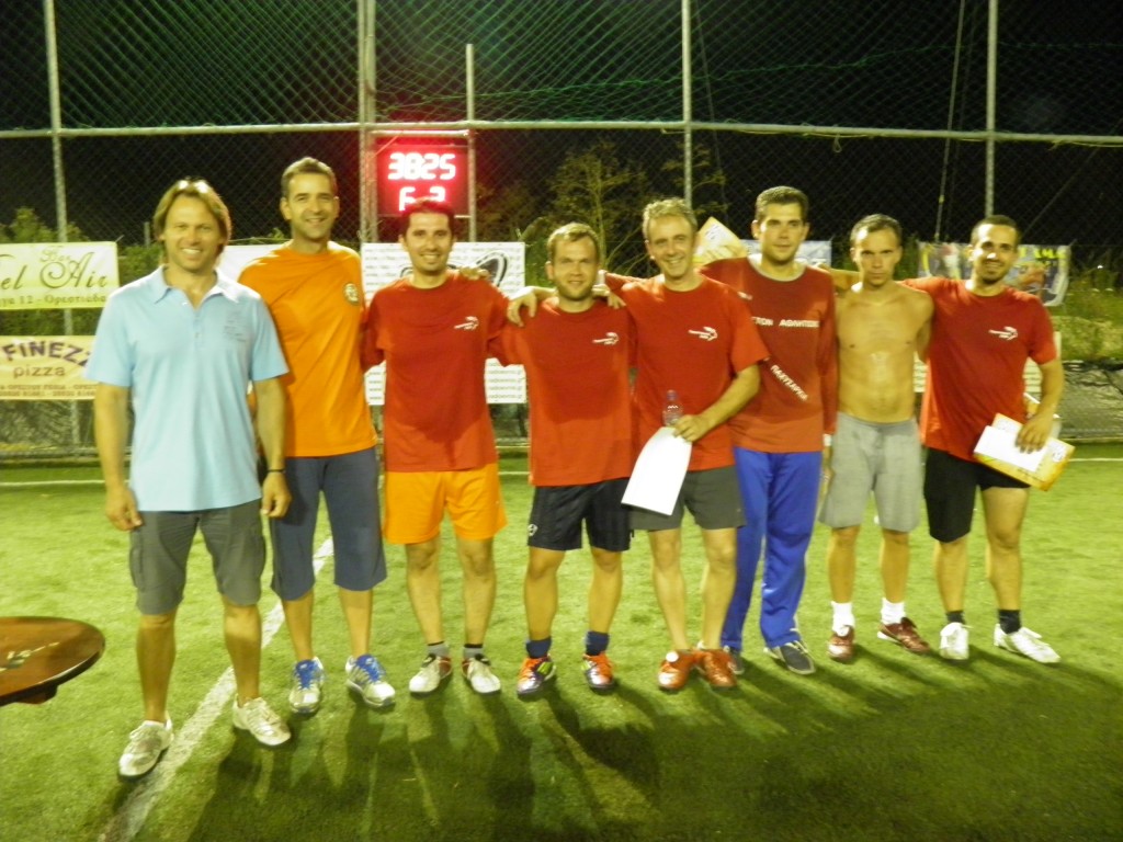 Οι διοργανωτές με τους νικητές του τουρνουά