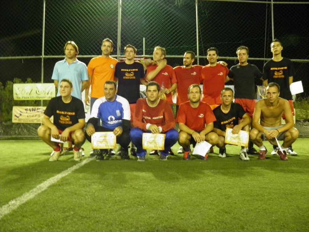 Οι δύο ομάδες κατά την απονομή των επάθλων