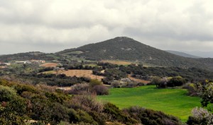 Η περιοχή τέλματος και στο βάθος η Αρχαία Ακρόπολη του Περάματος!