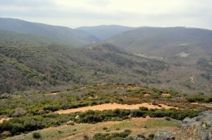 Φώτο απο το λόφο εξόρυξης που προβλέπεται να ισοπεδωθεί. Στο βάθος η ρεματιά που θα οδηγεί τα τοξικά απόβλητα, στη θαλάσσια περιοχή της Μεσημβρίας.