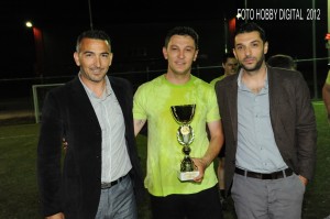 Ο Αρχήγός της νικήτριας Ομάδας κ.Γκερκγίδης κατά την βράβευση από τους διοργανωτές