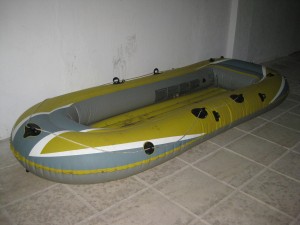 Πλαστική βάρκα λαθρομεταναστών