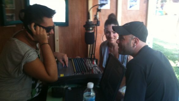 Ο Μιχάλης απο τους Stavento και η Ήβη Αδάμου στο studio του Ράδιο Έβρος στον φεστιβάλ του Άρδα