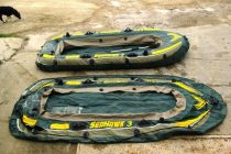 Με πλαστικές βάρκες περνούν τον ποταμό Έβρο διακινητές και μετανάστες