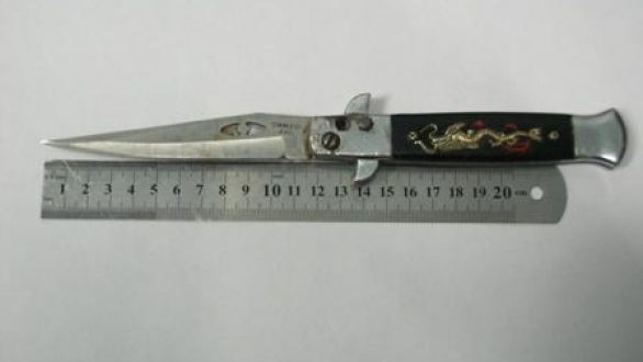 Διακινητής με σουγιά