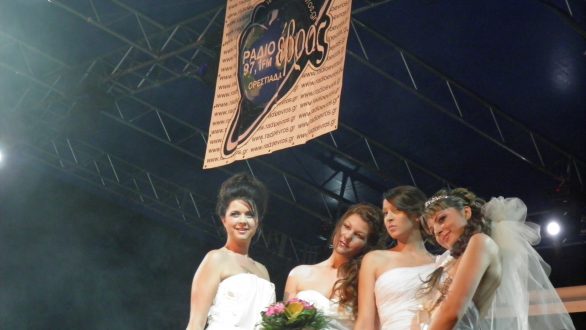 Δεν πτόησε η βροχή την επίδειξη κομμωτικής τέχνης