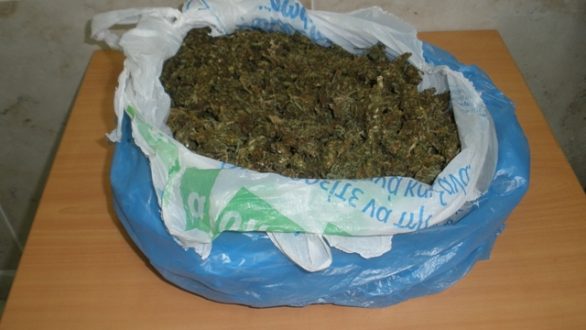 …μια νάιλον σακούλα γεμάτη κάνναβη