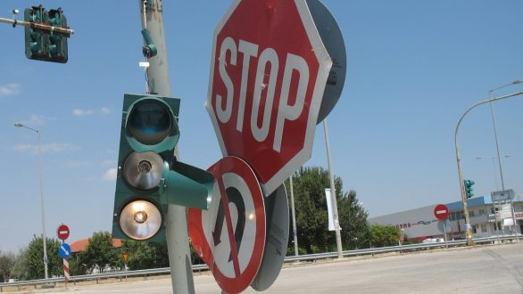 Σπασμένο παραμένει το πλαϊνό φανάρι στο νότιο κόμβο Ορεστιάδας… εδώ και δυο μήνες