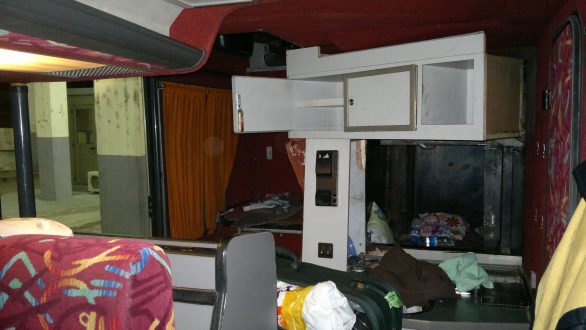 Μετέφεραν παράνομους μετανάστες σε ειδικά διαμορφωμένη κρύπτη σε λεοφωρείο
