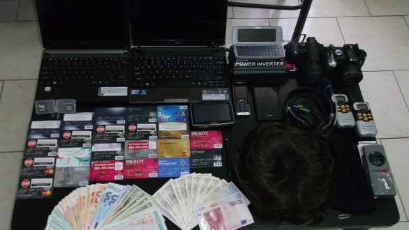 Τούς έπιασαν να κάνουν ανάληψη με κλεμμένες πιστωτικές κάρτες