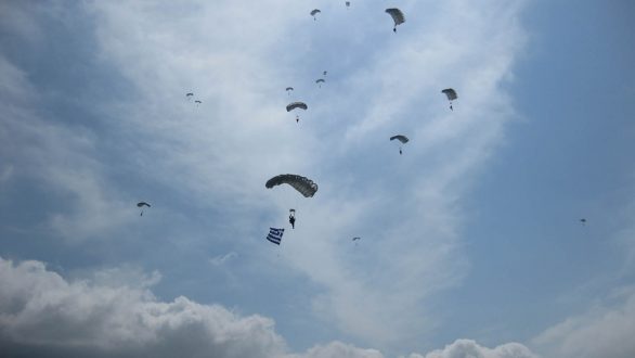 Με επιτυχία η ρίψη αλεξιπτωτιστών στην Αλεξανδρούπολη