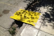 Μεταλλικές ράμπες τοποθετούνται στα πεζοδρόμια του κέντρου – Εντείνονται οι έλεγχοι για παράνομη στάθμευση