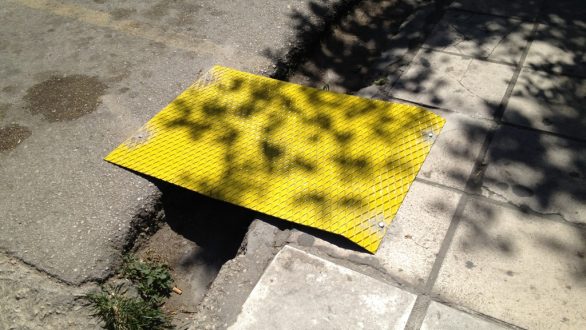 Μεταλλικές ράμπες τοποθετούνται στα πεζοδρόμια του κέντρου – Εντείνονται οι έλεγχοι για παράνομη στάθμευση