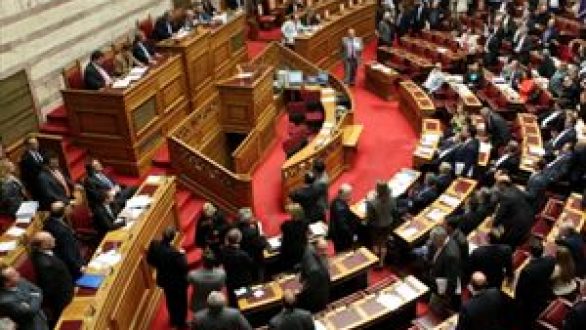 153 “ναι”: Εκτός ΠΑΣΟΚ 6 βουλευτές- εκτός ΝΔ ένας