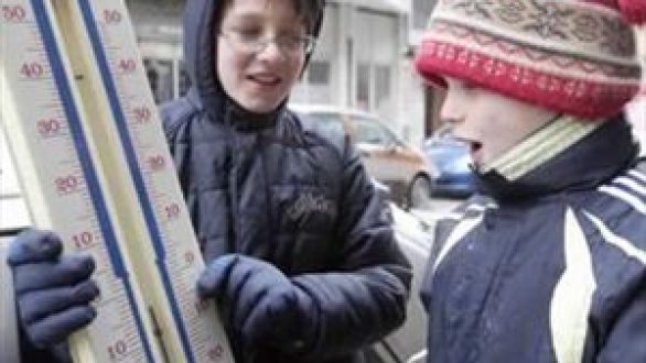 Με αερόθερμα αντιμετωπίζουν το κρύο στο 1ο Νηπιαγωγείο – Άμεσες λύσεις ζητούν οι γονείς των νηπίων