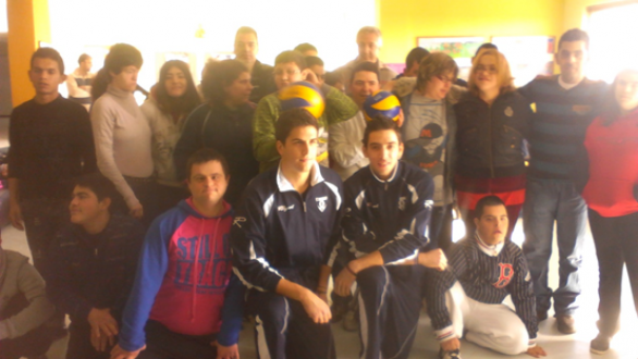 H ομάδα βόλλεϋ του Εθνικού στο ειδικό σχολείο Αλεξανδρούπολης