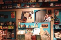 Ο “ΜΠΑΚΑΛΟΓΑΤΟΣ” για τρία Σαββατοκύριακα στο Θέατρο ΟΡΦΕΑΣ στο Διδυμότειχο