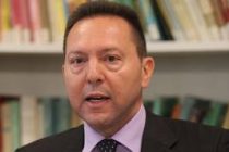 Έλεγχο σε εμβάσματα Ελλήνων πολιτικών απαιτούν 40 βουλευτές από τον Στουρνάρα