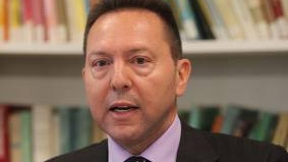 Έλεγχο σε εμβάσματα Ελλήνων πολιτικών απαιτούν 40 βουλευτές από τον Στουρνάρα