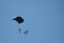 Επίδειξη  αλεξιπτωτιστών από επίλεκτη μονάδα ειδικών δυνάμεων στο χώρο του αεροδρομίου