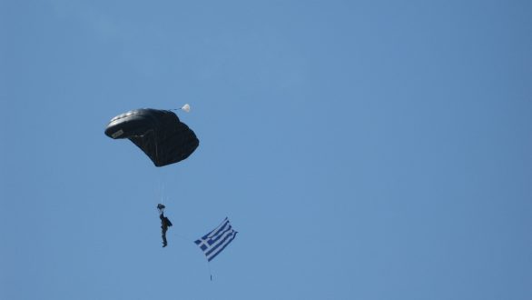 Επίδειξη  αλεξιπτωτιστών από επίλεκτη μονάδα ειδικών δυνάμεων στο χώρο του αεροδρομίου