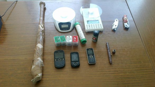 Σύλληψη τριών ημεδαπών για τα κατά περίπτωση αδικήματα της  απόπειρας ανθρωποκτονίας, αγοραπωλησίας ναρκωτικών, παράνομης οπλοκατοχής, κατοχής βεγγαλικών και αντίστασης