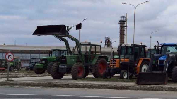 Με δύο μπλόκα στους δρόμους οι αγρότες του Έβρου