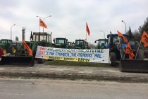 Στα μπλόκα οι κτηνοτρόφοι, σχολικοί φύλακες, δάσκαλοι και καθηγητές μαζί με τους αγρότες