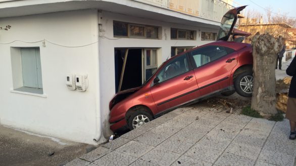 Τροχαίο ατύχημα στην Οινόη. Τραυματίστηκε ελαφριά ο συνοδηγός του αυτοκινήτου