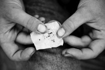 Προσπάθησε να βάλει ναρκωτικά στα κρατητήρια