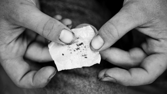 Προσπάθησε να βάλει ναρκωτικά στα κρατητήρια