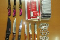 Σύλληψη ημεδαπού για παράνομη κατοχή μαχαιριών – σιδερογροθιών και κατοχή λαθραίων τσιγάρων