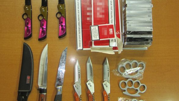 Σύλληψη ημεδαπού για παράνομη κατοχή μαχαιριών – σιδερογροθιών και κατοχή λαθραίων τσιγάρων