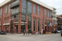 Με κόκκινο χρώμα φωταγωγείται το Δημαρχείο Αλεξανδρούπολης για την Ημέρα Μνήμης της Γενοκτονίας των Ελλήνων του Πόντου