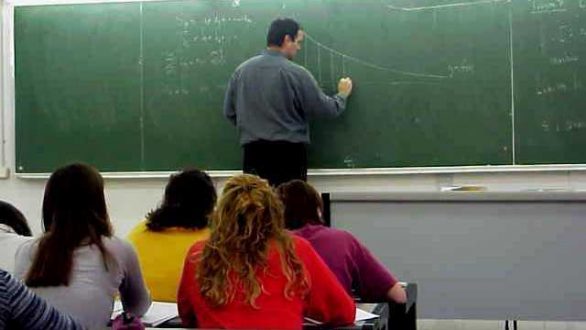 Μειώνονται στο μισό οι ειδικότητες στα σχολεία