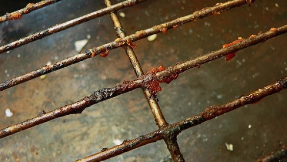 Πως να καθαρίσετε τη σχάρα του φούρνου σας