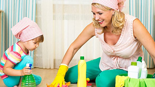 Πώς να μάθετε στο παιδί  να κάνει τις δουλειές του σπιτιού