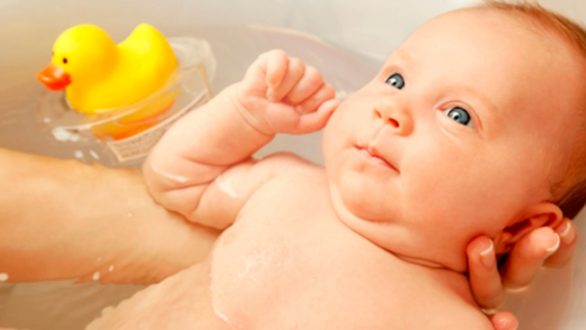 Οδηγός νέων μαμάδων: Το μπάνιο του μωρού