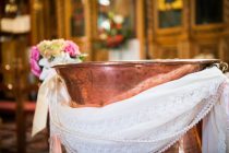 Τι πρέπει να ξέρει η νονά για τη βάπτιση