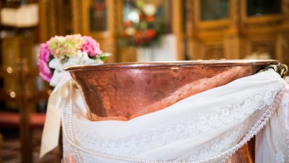 Τι πρέπει να ξέρει η νονά για τη βάπτιση