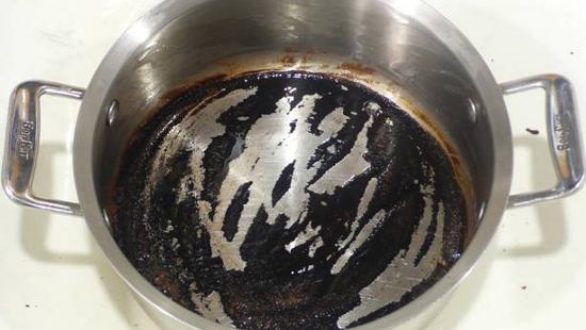 4 τρόποι για να καθαρίσεις μια κατσαρόλα με καμένο φαγητό