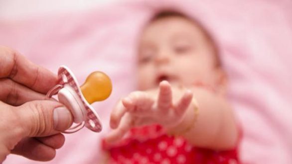 Πιπίλα ή δάχτυλο;