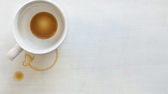 Πώς να αφαιρέσετε τους λεκέδες του καφέ από τις κούπες!