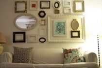 Πώς να κρεμάσετε κάδρα χωρίς καρφιά και σφυρί