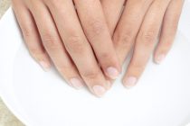 Πώς θα ξεβάψετε τα νύχια σας χωρίς ασετόν