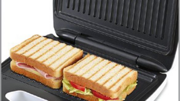 Κάθε πότε και πώς πρέπει να καθαρίζουμε την τοστιέρα