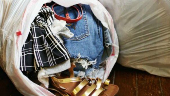 Τρία βήματα για σωστό μάζεμα των καλοκαιρινών ρούχων