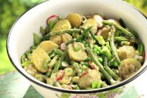 Πατατοσαλάτα με σπαράγγια και αρακά