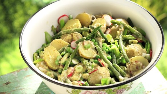 Πατατοσαλάτα με σπαράγγια και αρακά